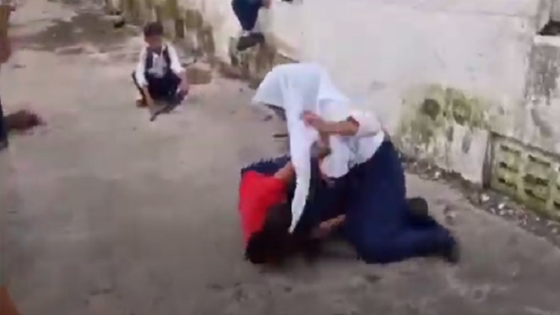 Viral Video Siswi SMP Tonjok hingga Jambak Rambut Teman, Pelajar Laki-Laki Hanya Nonton