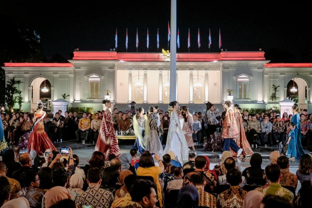 Hari Batik Nasional, Keindahan Batik Nusantara Sukses Warnai Istana Berbatik 