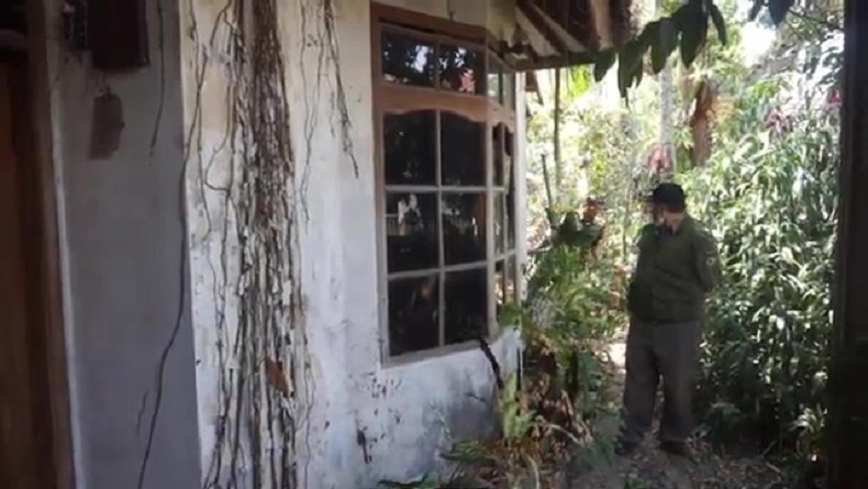 Pilu, Wanita Tua di Bandung Hidup Tanpa Air dan Listrik di Rumah Mewah Terbengkalai