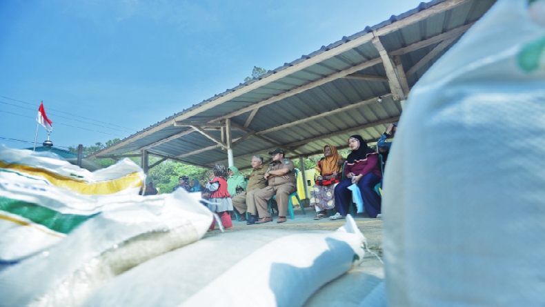 Harga Beras Naik, Distangan Bangka Barat Salurkan Bantuan ke Warga Kurang Mampu