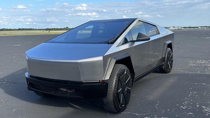 Belum Dijual, Pikap Listrik Tesla Cybertruck Malah Dilelang