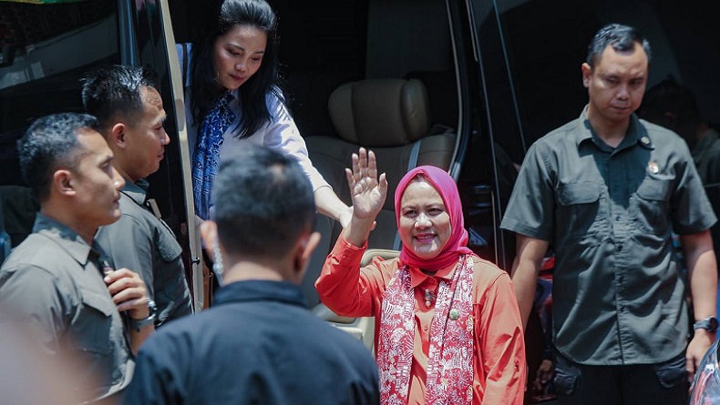 Ibu Negara Iriana Jokowi Terpikat Produk UMKM Kota Bandung, Borong Baju dan Kriya