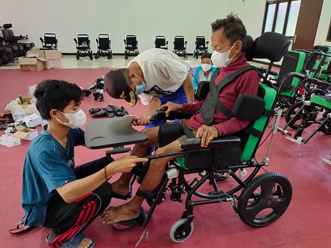 Bantu Penyandang Disabilitas, Kemensos Produksi 590 Kursi Roda Canggih