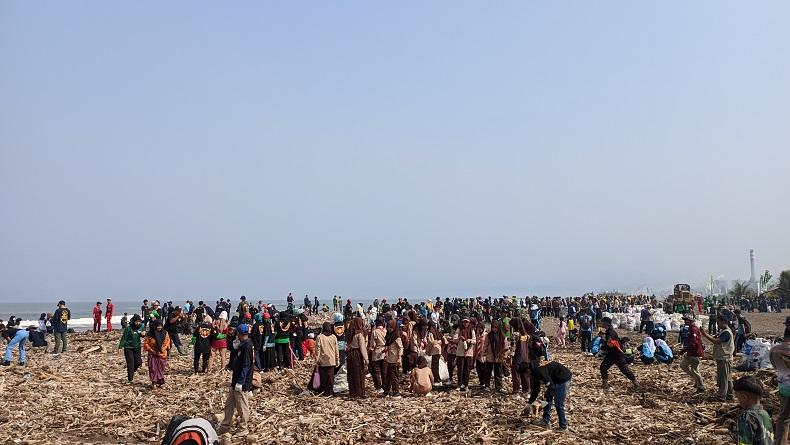 Seusai Diberi Predikat Pantai Terkotor, Ribuan Orang Bersihkan Cibutun Sukabumi  