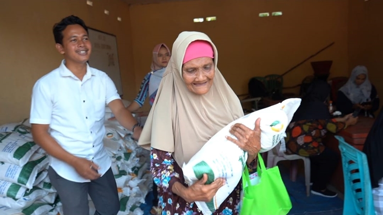 Harga Beras Naik, Warga Belitung Timur Serbu Kantor Desa
