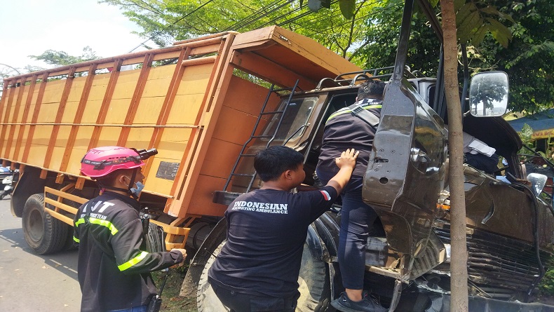 Kecelakaan di Malang Hari Ini, Truk Tabrak Lampu PJU, Sopir Kejang-Kejang 