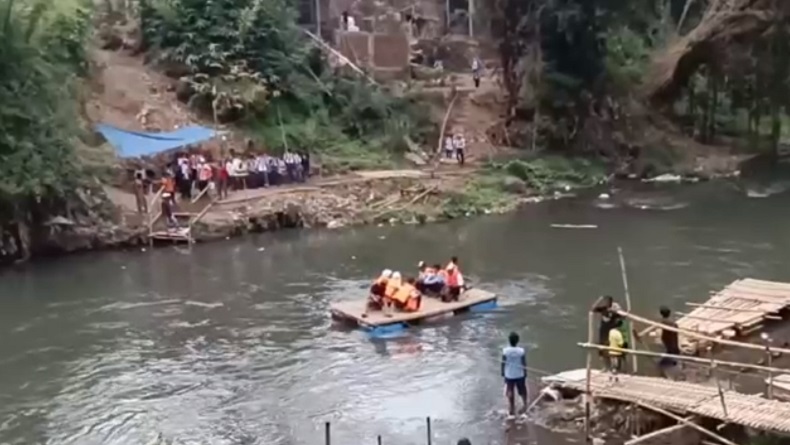 Viral Siswa Seberangi Sungai Pakai Getek di Malang demi Sekolah usai Jembatan Rusak
