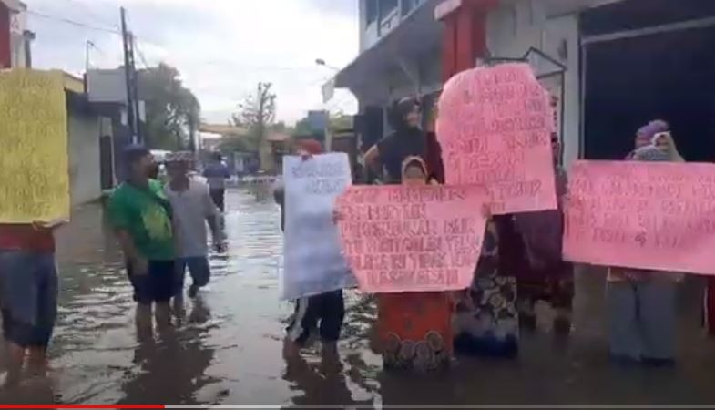 Banjir Medan Tak Kunjung Surut, Emak-Emak Gelar Demo di Atas Genangan