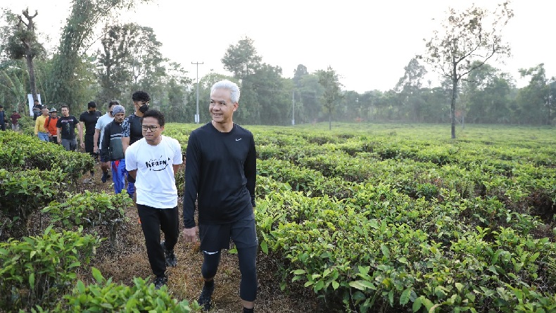 Gaya Ganjar Pranowo yang Menarik Perhatian, Rambut Putih Jadi Ciri Khas