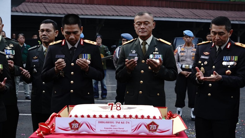 HUT ke-78 TNI, Kapolda Jabar Beri Kejutan ke Pangdam III Siliwangi