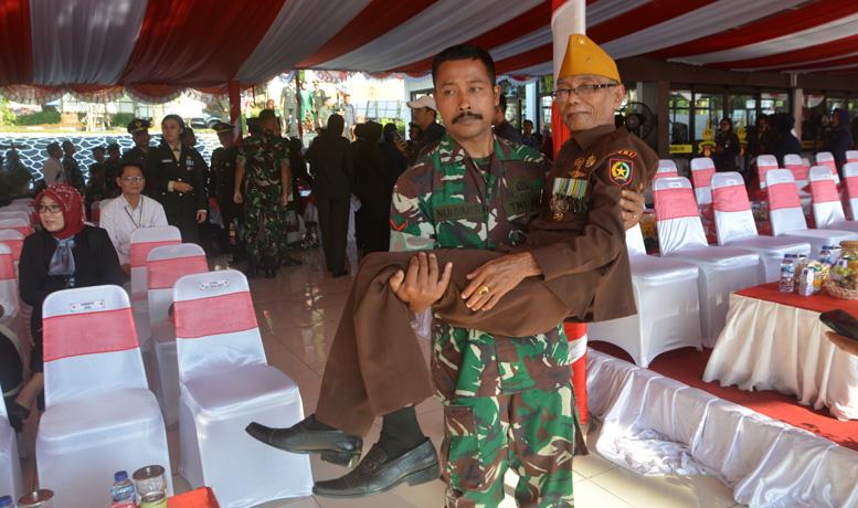 Aksi Sigap Prajurit Gendong Veteran Menuju Lokasi Upacara HUT TNI di Kodam Diponegoro