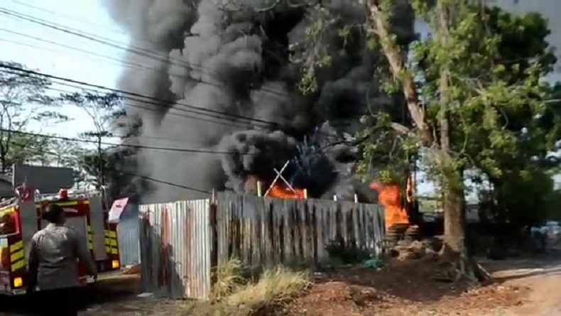Toko Ban Vulkanisir di Majalengka Ludes Terbakar, Pemilik Rugi Ratusan Juta