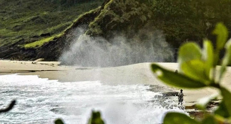 Surga Indah Tersembunyi di Aceh, Singgah ke Pantai Lange Ada Air Mancur Keluar dari Batu Karang