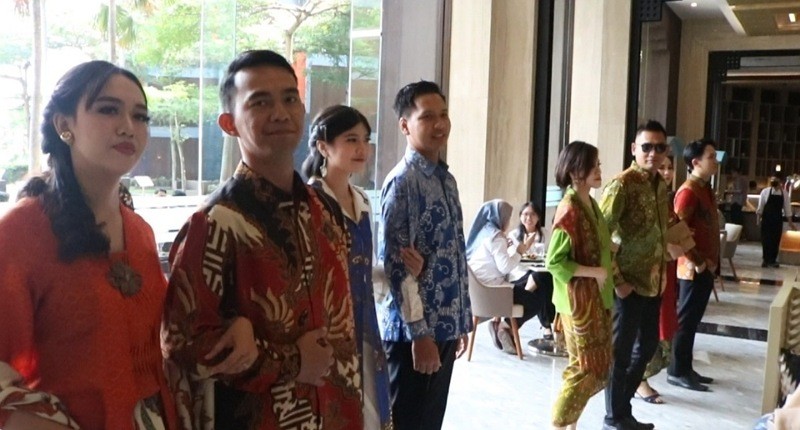 Unik, Fashion Show The Art of Batik Tulis Digelar di Restoran, Modelnya Staf Hotel 