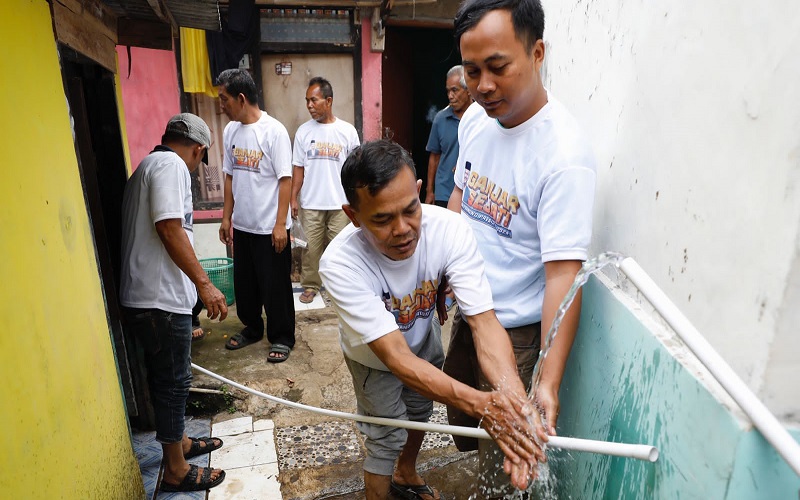 Relawan Ganjar Bangun Instalasi Pipa dan Alirkan Air Bersih untuk Warga di Sukabumi
