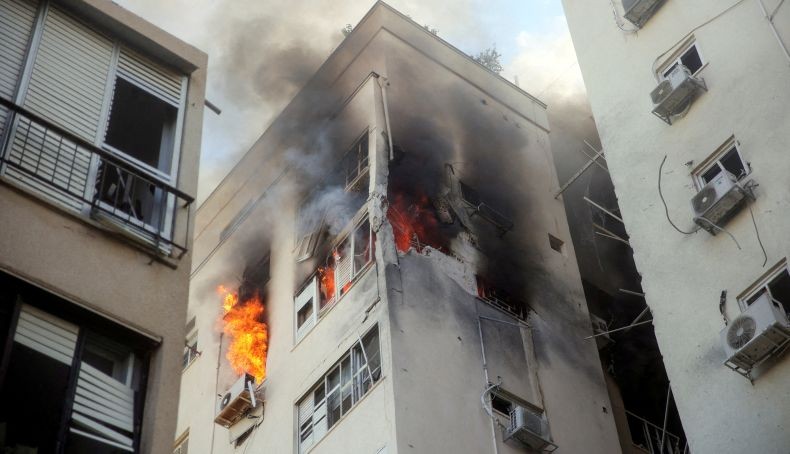 Roket Hamas Hantam Gedung-Gedung dan Mobil di Israel, Iron Dome Kebobolan