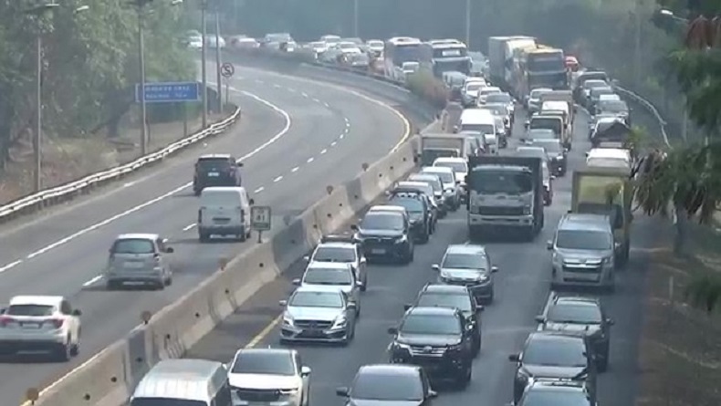 Lalu Lintas Tol Cipularang Purwakarta Padat, Kendaraan Mengular 5 Kilometer  