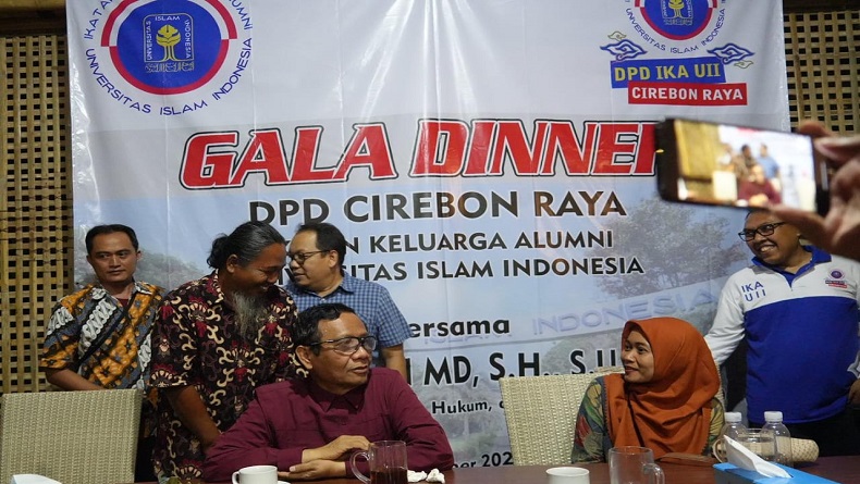 Nurhayati yang Viral Nyaris Dipenjara gegara Laporkan Korupsi Kades di Cirebon Bertemu Mahfud MD