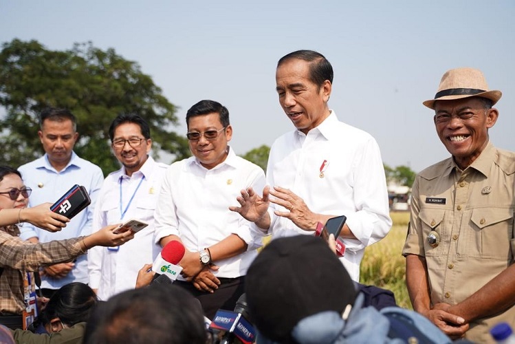 Gerak Cepat Amankan Produksi, Plt Mentan Dampingi Presiden Panen Padi di Sukamandi