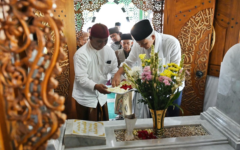 Ganjar Ziarah dan Khusyuk Berdoa di Makam Pendiri Ponpes Al-Quran Cijantung Ciamis