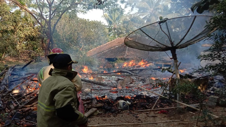 Diduga dari Api  Tungku, Rumah Semi Permanen di Sukabumi Ludes Terbakar