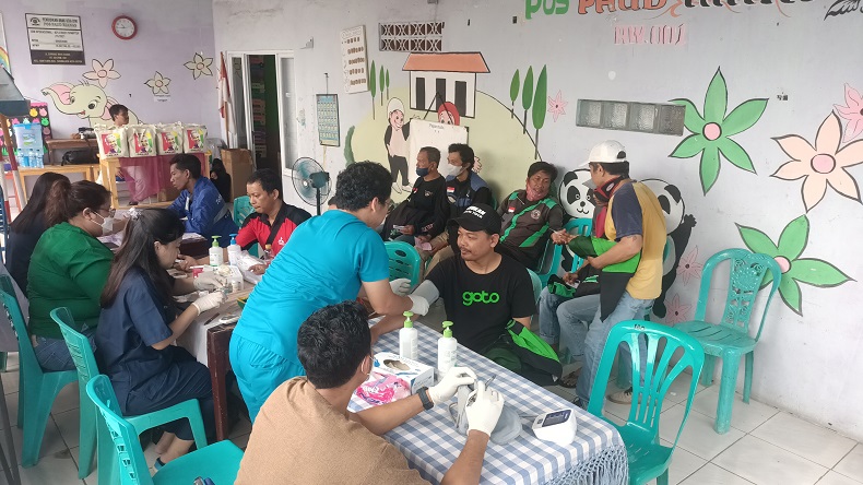 Relawan Kenalkan Ganjar Pranowo ke Pengemudi Ojol di Depok Lewat Layanan Kesehatan Gratis
