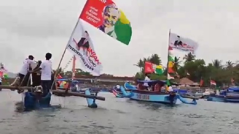 Kibarkan Bendera Ganjar Pranowo, Nelayan Pangandaran Konvoi Perahu ke Tengah Laut