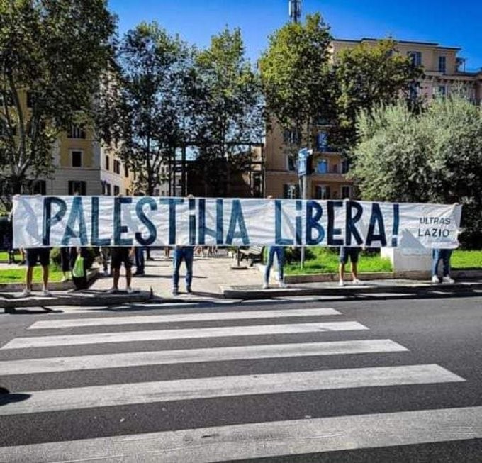 Ultras Lazio Bentangkan Spanduk Bebaskan Palestina di Jalanan Roma