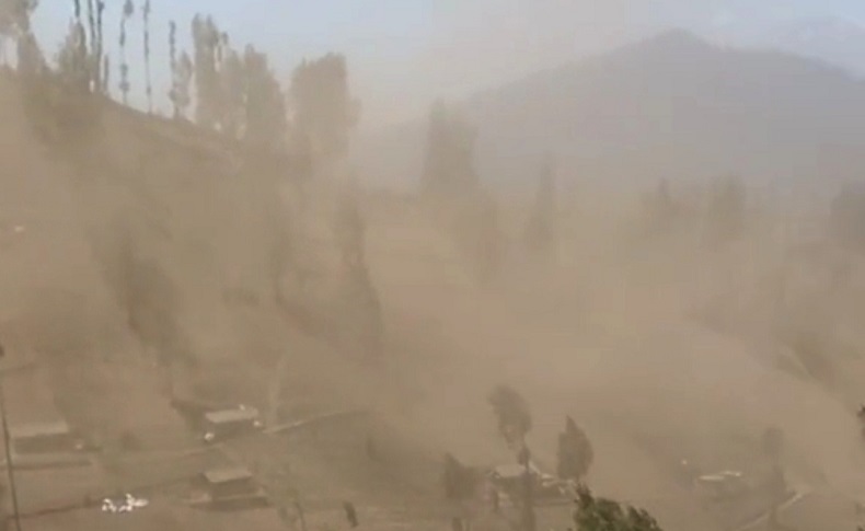 Viral Angin Mirip Puting Beliung Terbangkan Debu di Gunung Bromo, Ini Penjelasan BMKG 