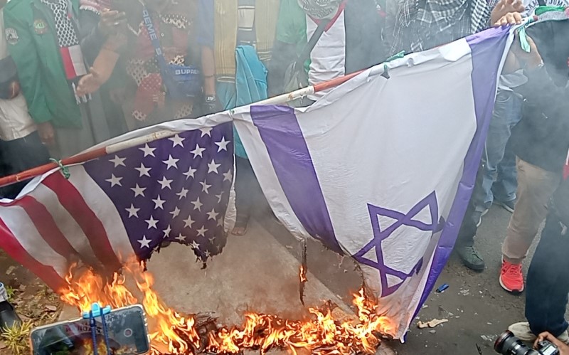Aksi Bela Palestina di Depan Kedubes AS, Massa Bakar Bendera Amerika Serikat dan Israel