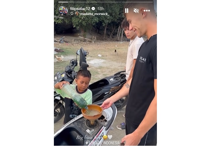 Viral Pembalap Moto2 Beli Bensin Eceran di Lombok, Aksi Goyangkan Corong Jadi Sorotan