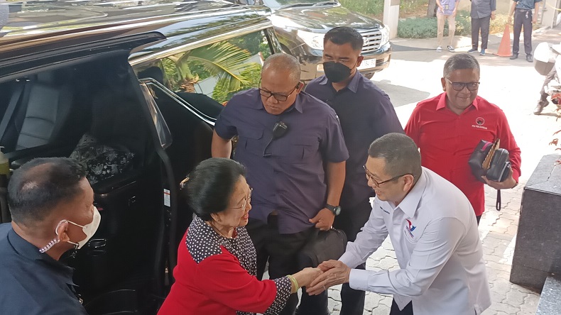 Momen HT Sambut Megawati jelang Rapat Ketum Pendukung Ganjar di Gedung TPN