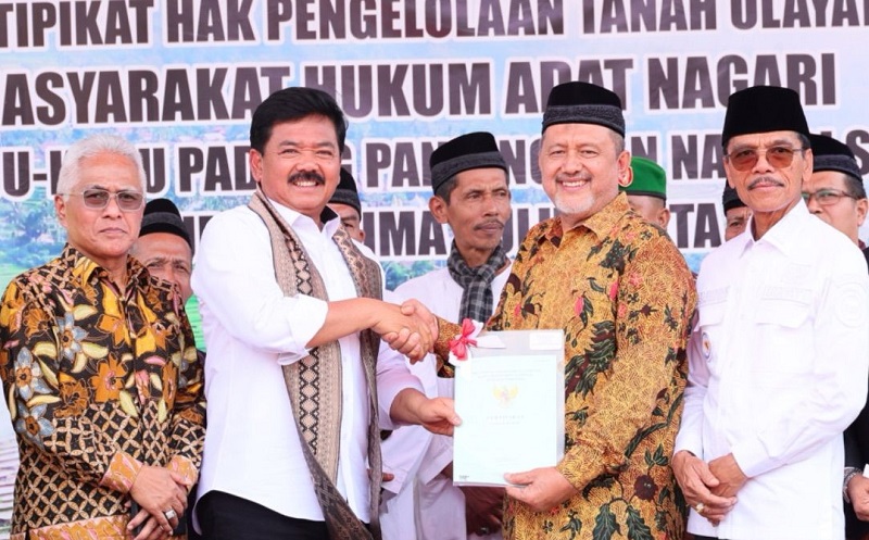 Pacu Pertumbuhan Ekonomi, Kementerian ATR/BPN Serahkan Sertifikat Tanah Ulayat