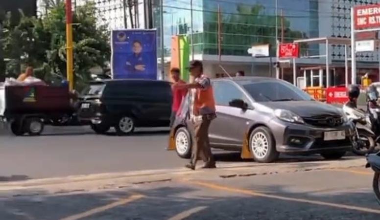 Viral Tukang Parkir Berangkat Kerja Naik Mobil, Bikin Netizen Penasaran 