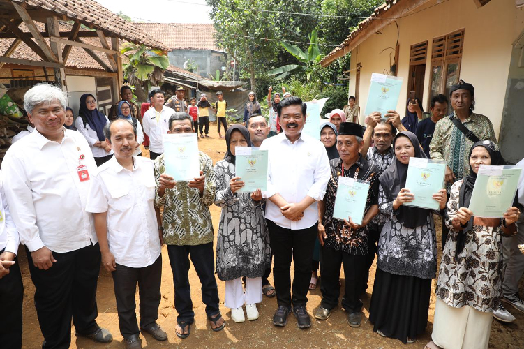 Sukseskan Reforma Agraria, Petani Ciamis Terima 405 Sertifikat Redistribusi Tanah