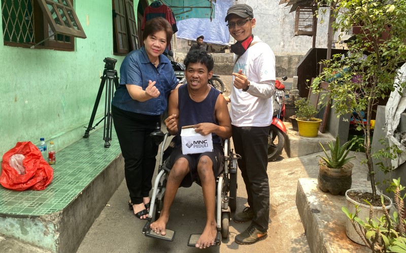 MNC Peduli Serahkan Bantuan Alat Pendukung Kursi Roda Listrik bagi Pemuda Idap Polio di Jaksel