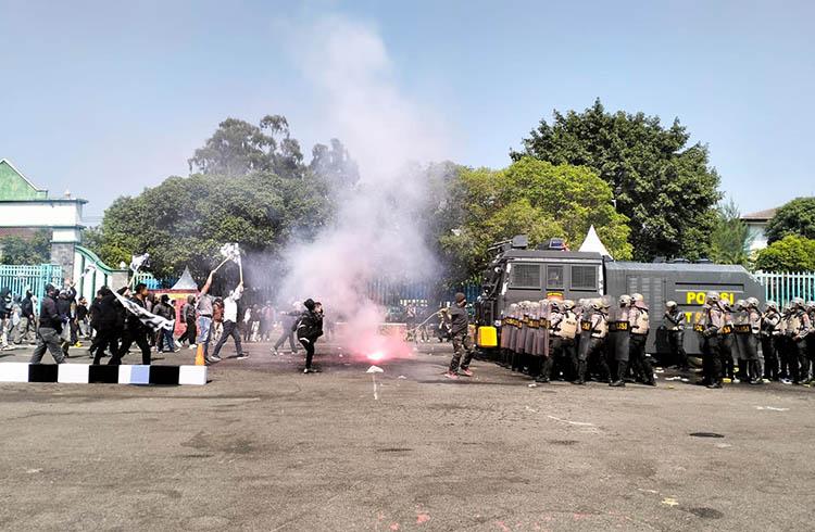 Ratusan Personel Gabungan Simulasi Penanganan Kerusuhan Pemilu 2024 di Yogyakarta