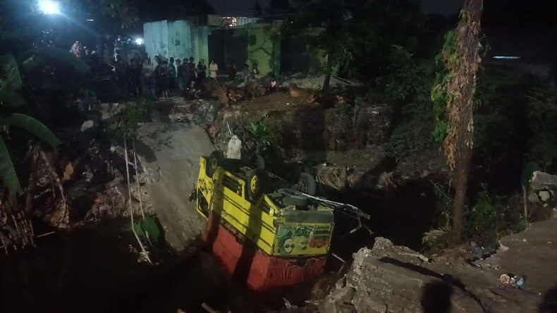 Jembatan Ambruk, Truk Muatan Genteng Tercebur ke Kali Baru Pancoran Mas Depok