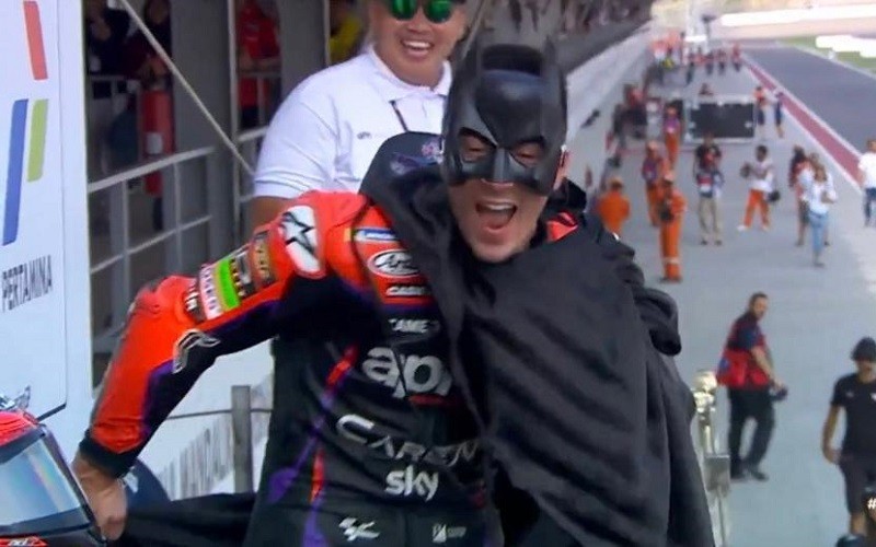 Maverick Vinales Naik Podium MotoGP Indonesia 2023 Pakai Kostum Batman, Ternyata Pemberian Fans
