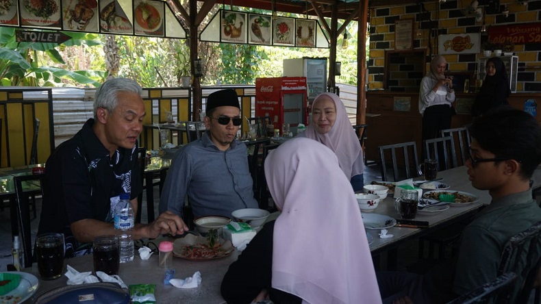 Tiba di Lombok, Ganjar Pranowo Disambut TGB Zainul Majdi Makan Ayam Taliwang