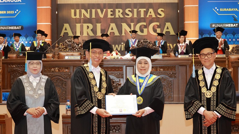 Gubernur Khofifah Raih Gelar Doktor Honoris Causa dari Unair
