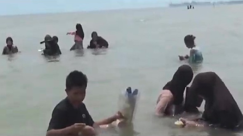 Air Laut Surut, Nelayan Kumai Kobar Ramai-ramai Berburu Kerang