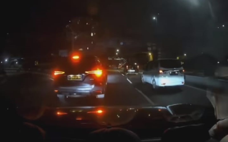 Viral Pengemudi Fortuner Berpelat Polisi Ancam Pengendara Lain dengan Tongkat Besi