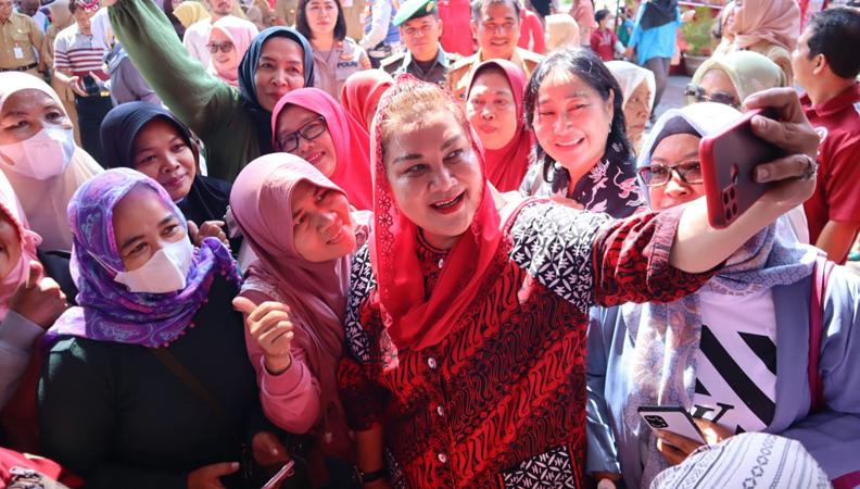 Peringatan Gerakan Pangan Murah, Ratusan Warga Semarang Serbu Pasar Pak Rahman 