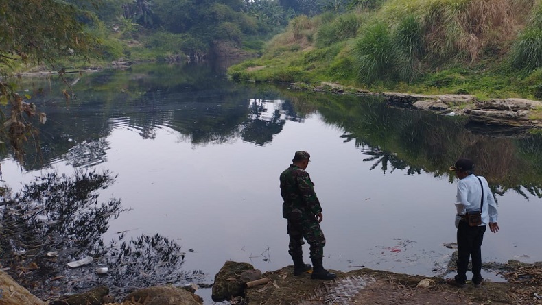 Air Sungai Cibeet Hitam dan Bau Busuk, Warga 3 Desa di Karawang Mengeluh