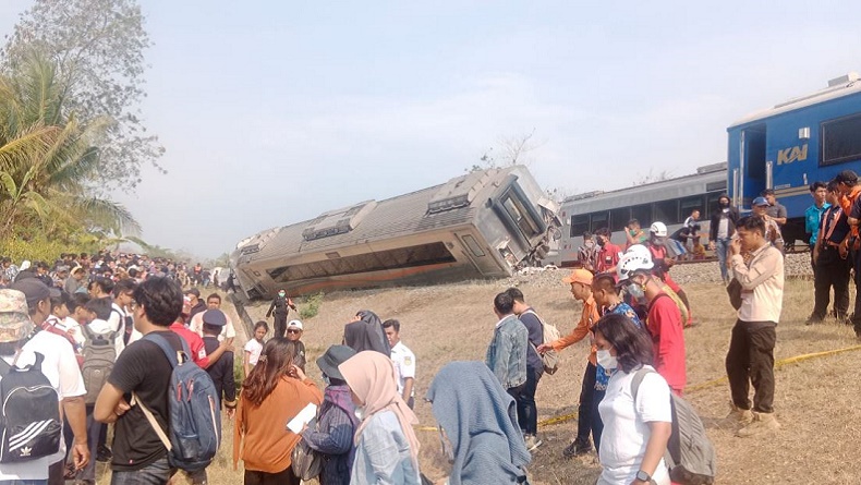 Penampakan Mengerikan Kecelakaan Kereta di Kulonprogo, Gerbong Miring Keluar Lintasan