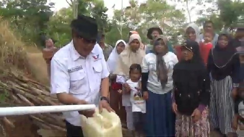 Bacaleg Partai Perindo Bantu Pipa Air untuk Warga Linggajaya Sumedang