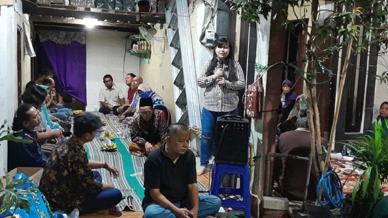 Bacaleg Stella Franciss Sosialisasikan Program Kerakyatan Partai Perindo kepada Warga Rungkut
