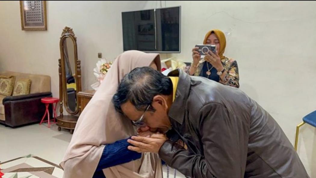 Mahfud MD Berbagi Momen saat Sungkem Minta Restu ke Ibunda sebelum Maju Pilpres