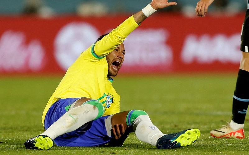 Neymar Dipastikan Cedera ACL, Segera Naik Meja Operasi